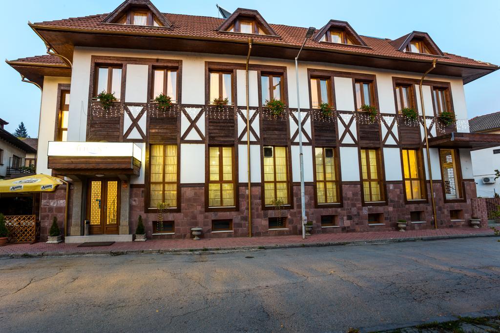 Family Hotel Teteven Luaran gambar